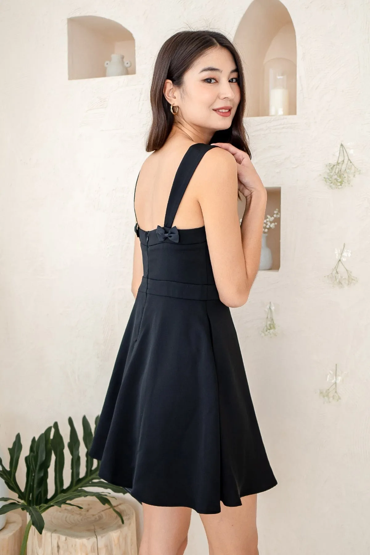 CESI BOW DETAIL MINI DRESS IN BLACK